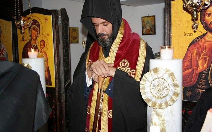 Άγιος Παρθένιος: Τα θαυματουργά λείψανα του Αγίου στα χέρια του ρασοφόρου-μοντέλου