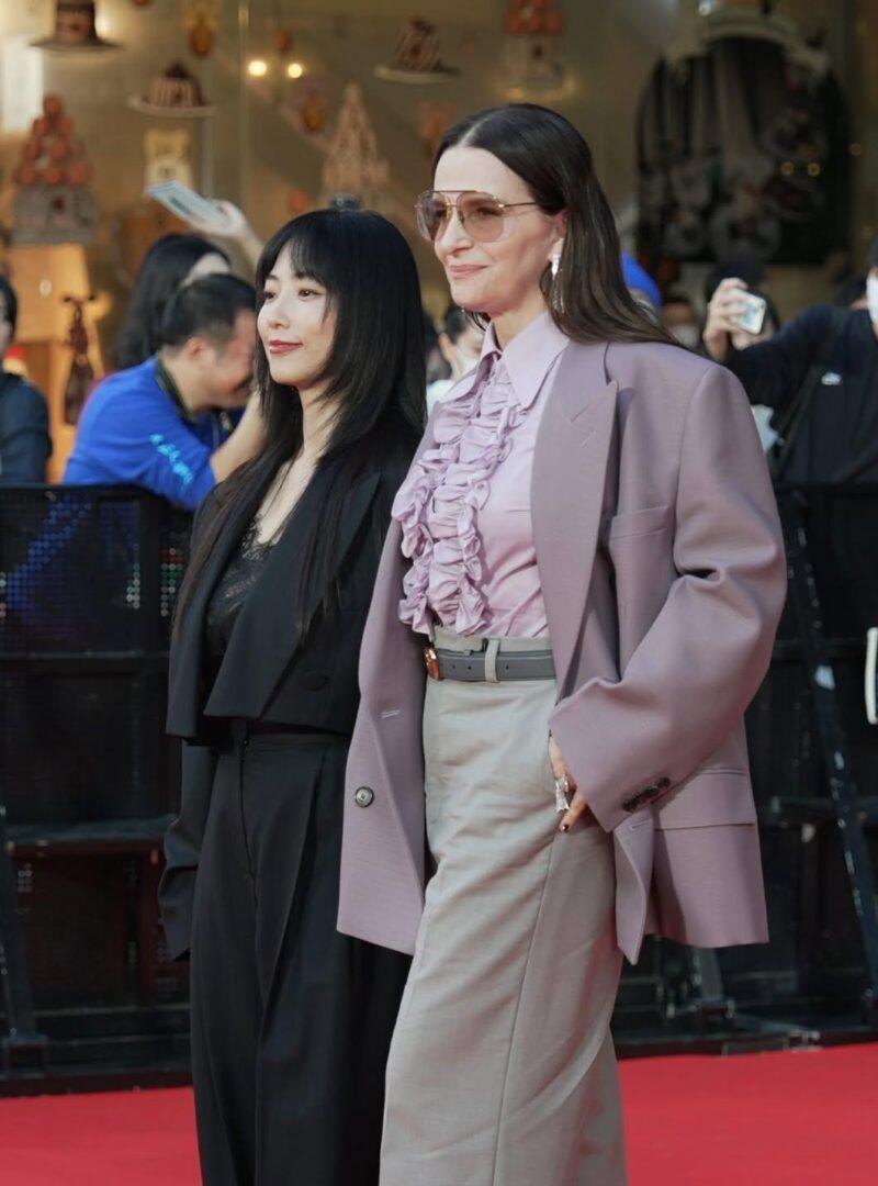 Ζιλιέτ Μπινός: Η υπέρβαση της κομψότητας με ανδρόγυνο Look Gucci στο κόκκινο χαλί