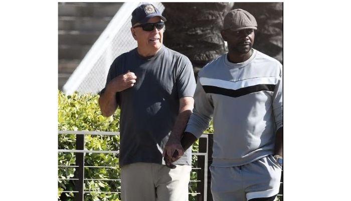 Μπρους Γουίλις: Εθεάθη να κρατά το χέρι του φροντιστή του, φαινόταν χαρούμενος