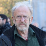 Ο Δημήτρης Πετρόπουλος «αποκαλύπτει» και πειράζει τον Κρατερό!