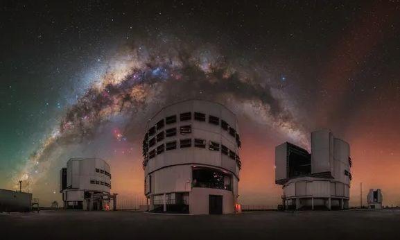 Το τόξο του Γαλαξία απλώνεται πάνω από τη Χιλή