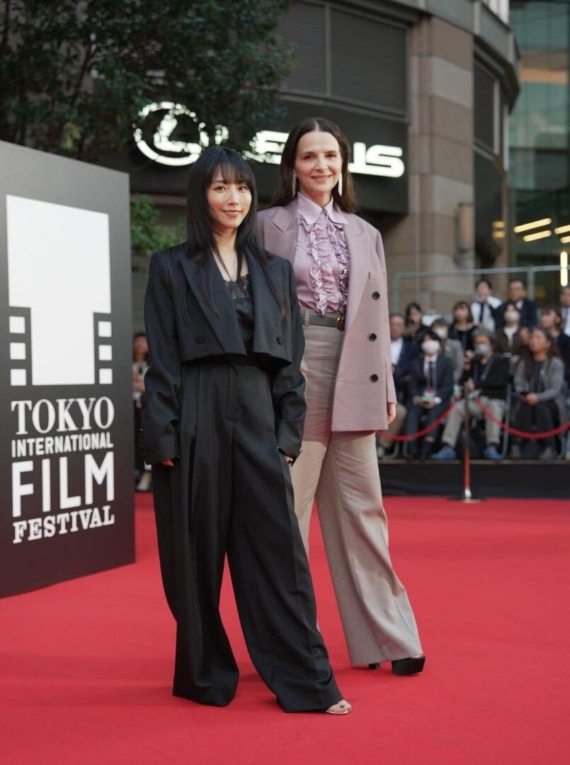 Ζιλιέτ Μπινός: Η υπέρβαση της κομψότητας με ανδρόγυνο Look Gucci στο κόκκινο χαλί