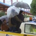 Κακοκαιρία Adel: Παίρνουν πολίτες με… καρότσα από τον ΗΣΑΠ στο Μοσχάτο λόγω της ισχυρής βροχόπτωσης