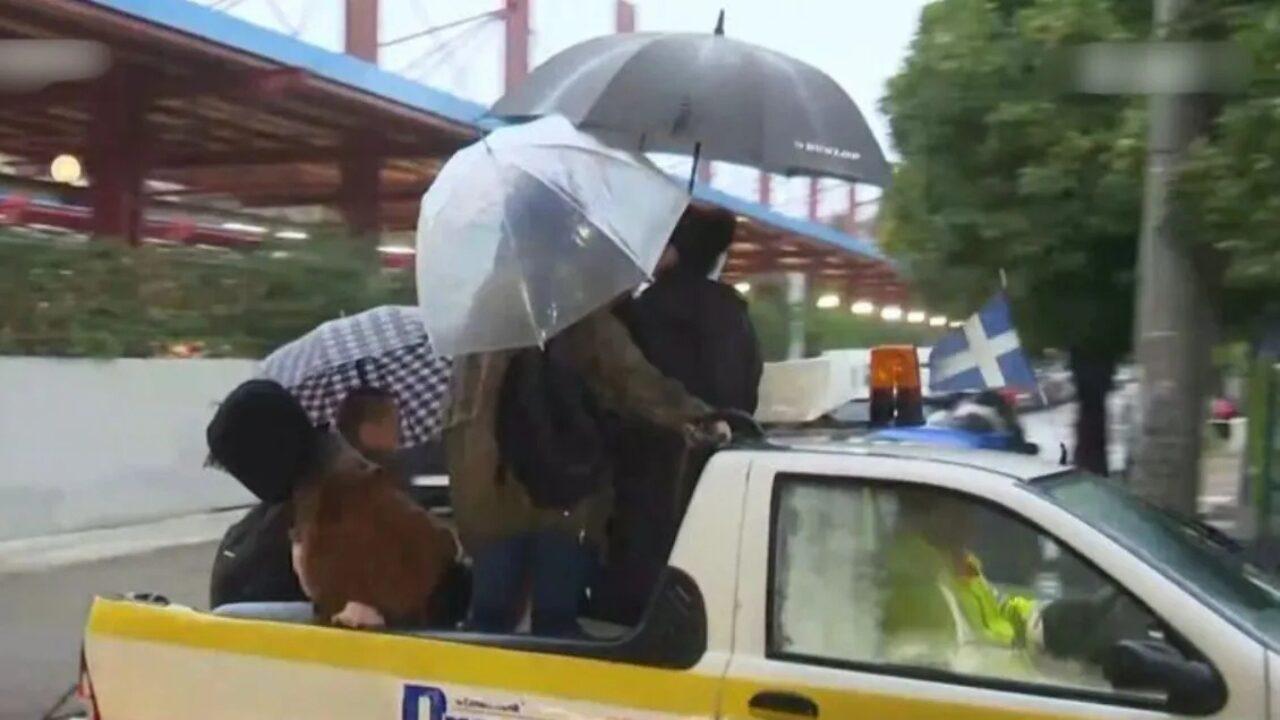 Κακοκαιρία Adel: Παίρνουν πολίτες με… καρότσα από τον ΗΣΑΠ στο Μοσχάτο λόγω της ισχυρής βροχόπτωσης