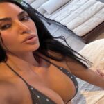 Κιμ Καρντάσιαν: Απάντησε με… μαγιό μετά το κόψιμο στις εξετάσεις του δικηγορικού συλλόγου