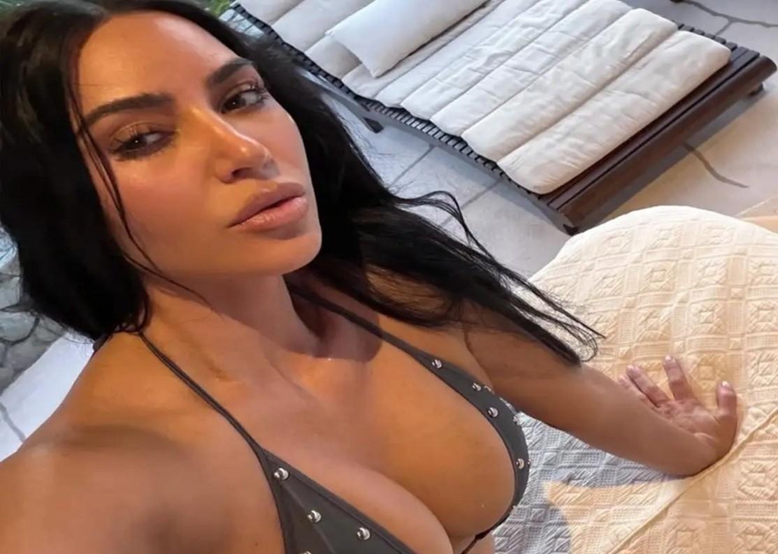 Κιμ Καρντάσιαν: Απάντησε με… μαγιό μετά το κόψιμο στις εξετάσεις του δικηγορικού συλλόγου