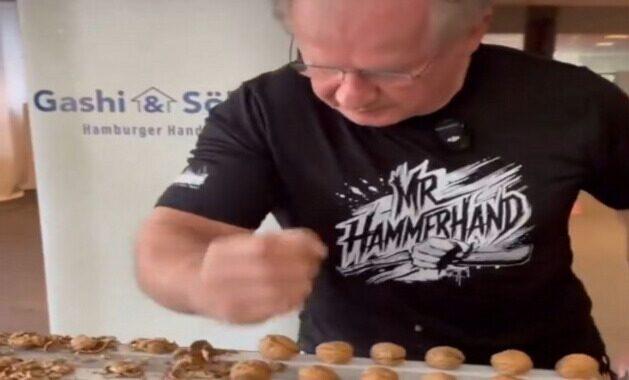 Άνδρας-σφυρί! Έσπασε 293 καρύδια με το χέρι του σε ένα λεπτό