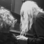 Νίκος Καρβέλας: Στο πιάνο μαζί με τον τριών ετών γιο του