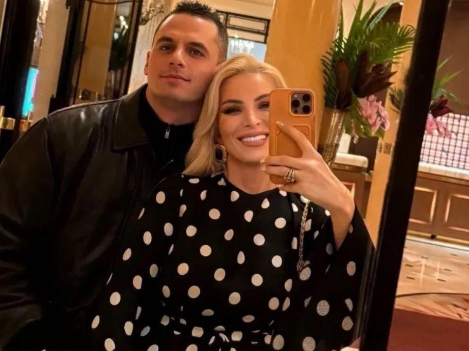 Η Κατερίνα Καινούργιου, ο στολισμός και οι φήμες για κοριτσάκι