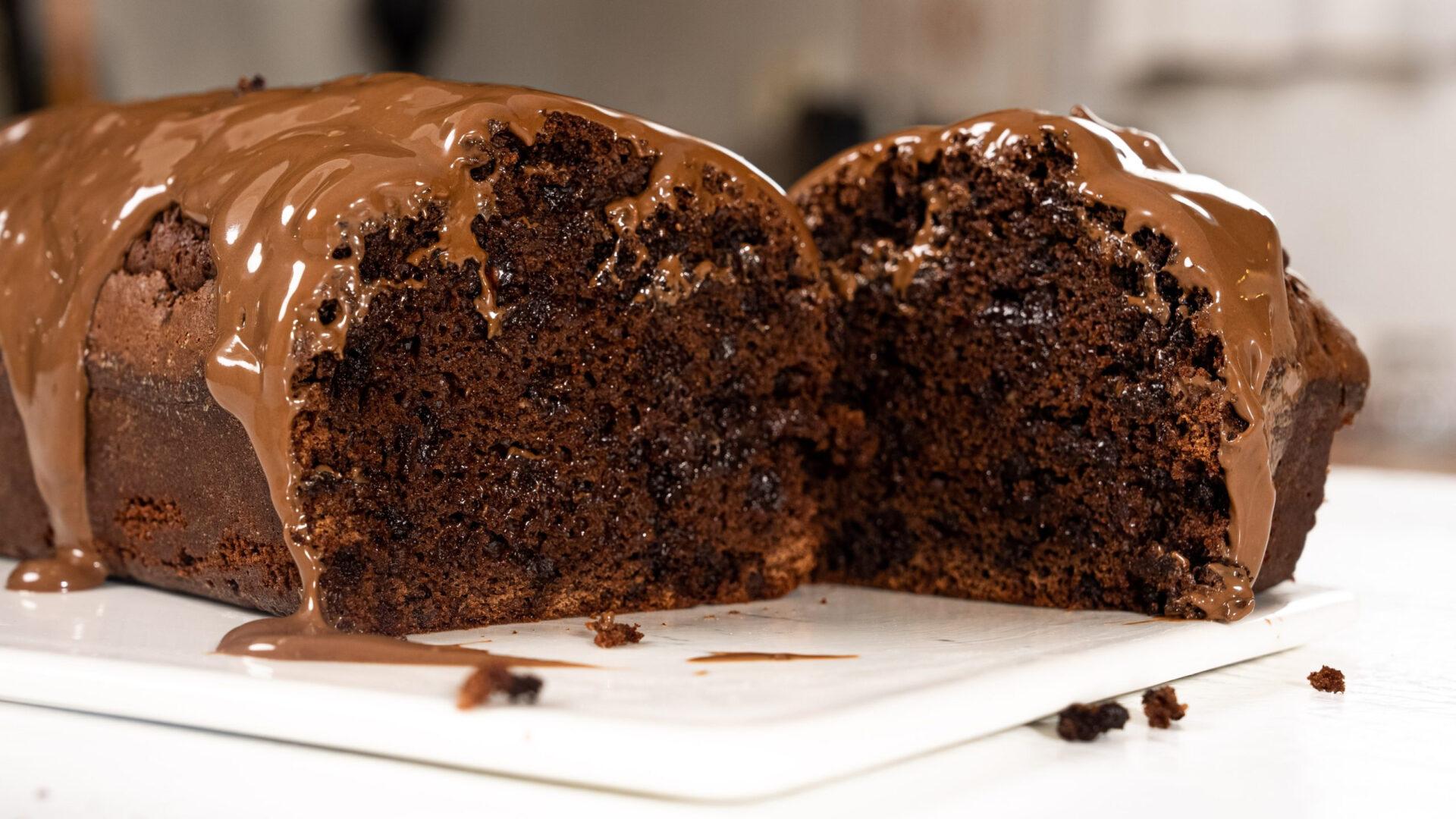 Πως θα φτιάξετε κέικ σοκολάτας με μόνο τέσσερα υλικά