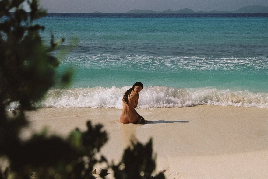 Κένταλ Τζένερ: Ξανά γυμνή στην παραλία