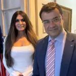 Η Κίμπερλι Γκιλφόιλ έλαμψε στην Ύδρα με λευκό αποκαλυπτικό φόρεμα