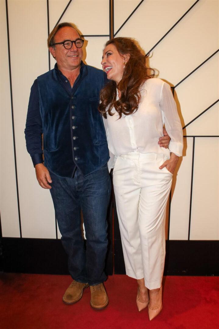 Πέτρος Κόκκαλης και Δήμητρα Ματσούκα: Η Κόμισσα της Φάμπρικας και το total white look. Επίσημη πρεμιέρα στο Embassy Theater με λαμπερές παρουσίες και κομψές εμφανίσεις.