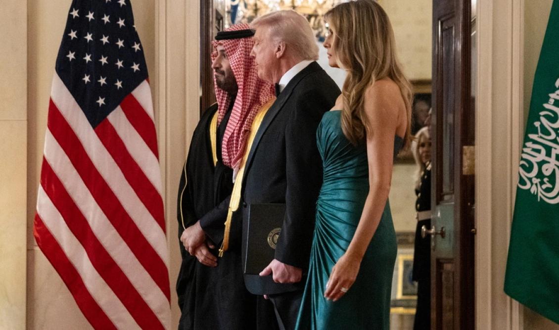 Η σμαραγδένια Μελάνια. Έλαμψε στο επίσημο δείπνο για τον Μοχάμεντ μπιν Σαλμάν