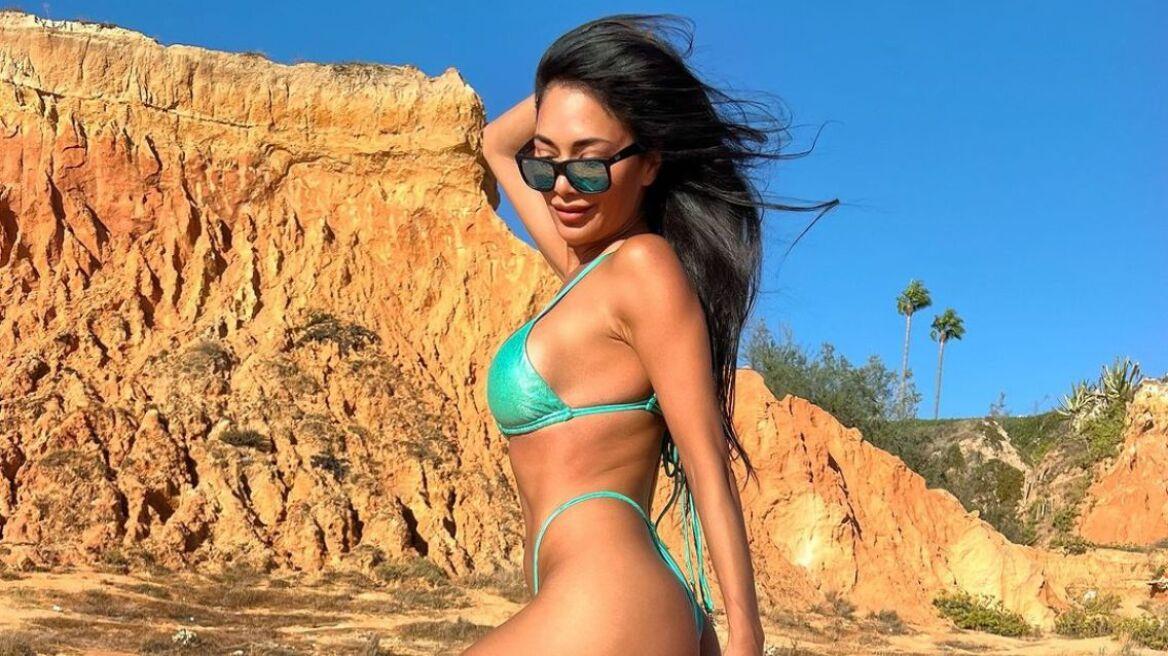 Νικόλ Σέρζινγκερ: Καυτές πόζες στην παραλία  