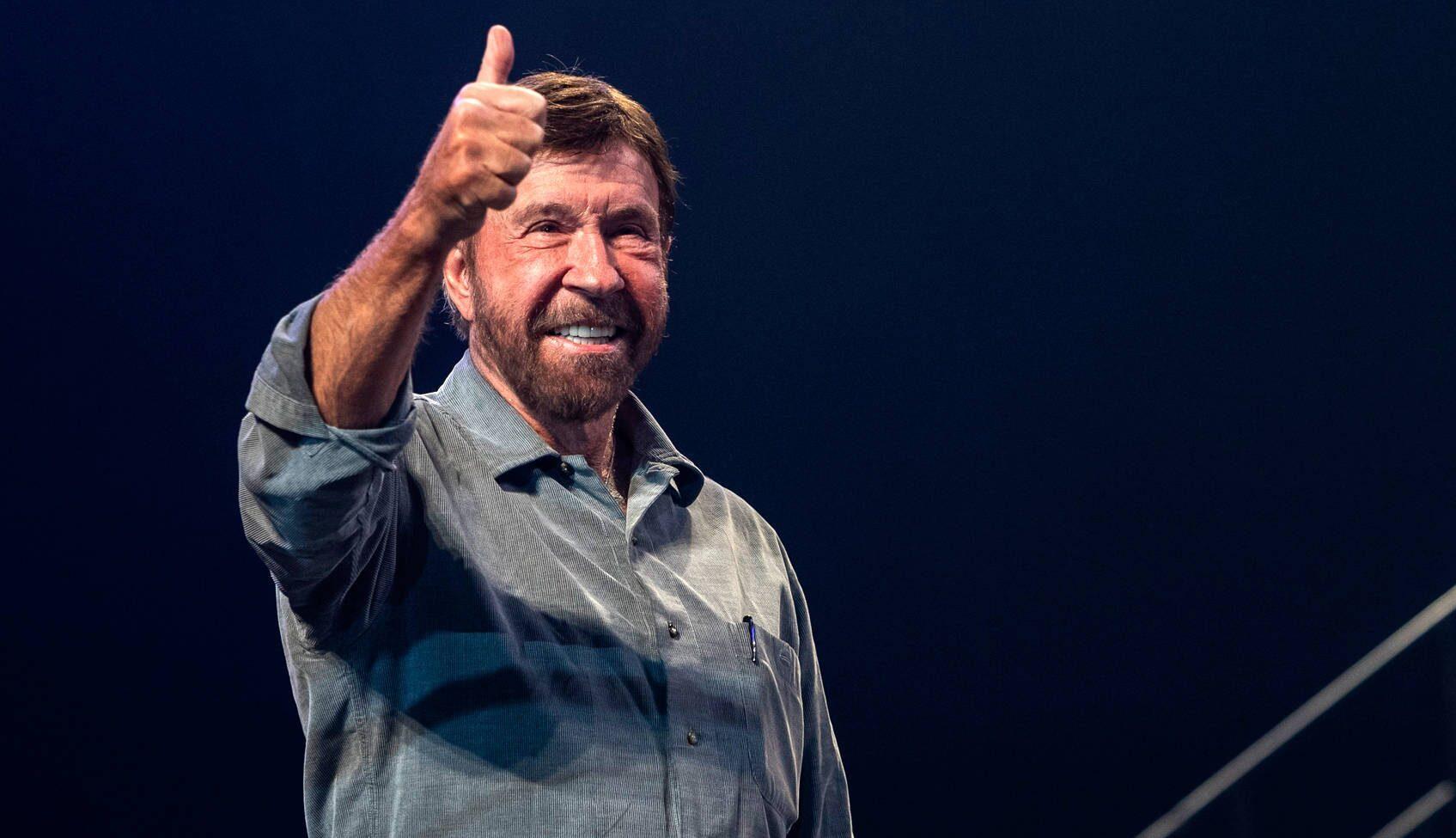 Τσακ Νόρις: Στέλνει το δικό του μήνυμα από το γυμναστήριο