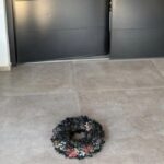 Ρόδος: «Γάζωσαν» σπίτι επιχειρηματία και άφησαν μαύρο στεφάνι