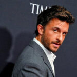 Ο πιο σέξι άνδρας του 2025: Ο Τζόναθαν Μπέιλι κατακτά τον τίτλο και το Χόλιγουντ