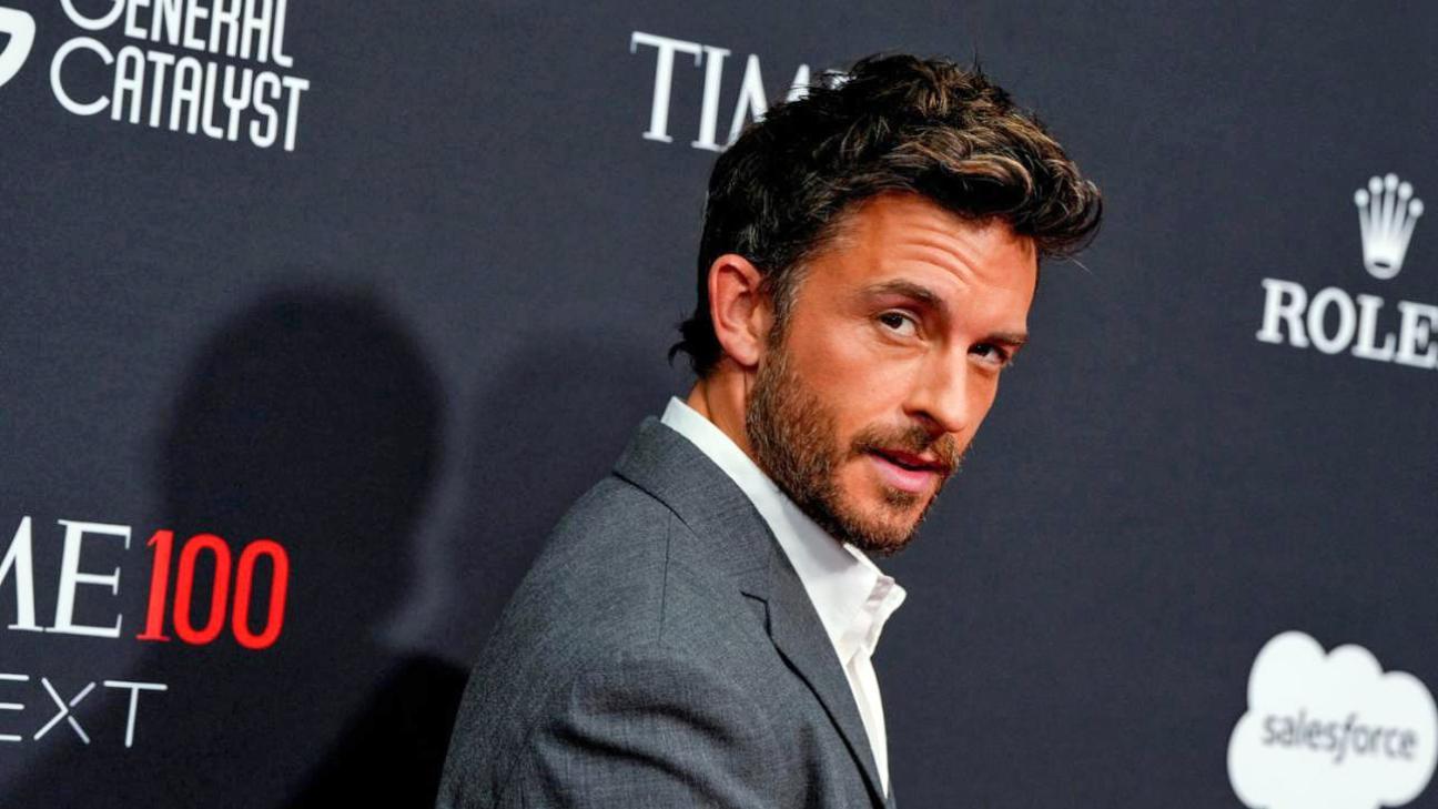 Ο πιο σέξι άνδρας του 2025: Ο Τζόναθαν Μπέιλι κατακτά τον τίτλο και το Χόλιγουντ