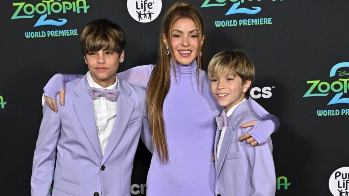 Σακίρα: Η λιλά εμφάνιση ασορτί με τους γιους της