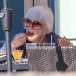 Σπάνια εμφάνιση της 91χρονης Σίρλεϊ ΜακΛέιν