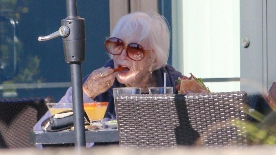 Σπάνια εμφάνιση της 91χρονης Σίρλεϊ ΜακΛέιν