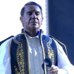 Ο Γιώργος Μαζωνάκης τραγούδησε Σαββόπουλο με τσαρούχια!