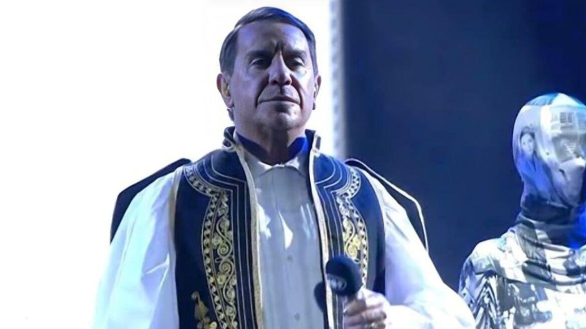 Ο Γιώργος Μαζωνάκης τραγούδησε Σαββόπουλο με τσαρούχια!