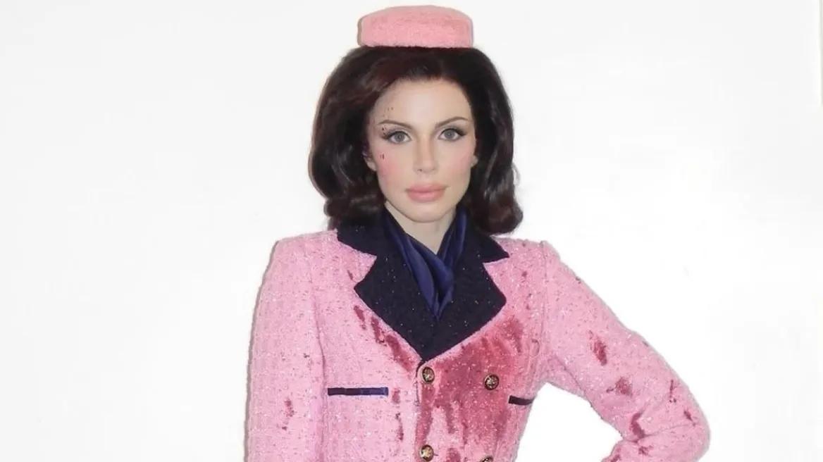 Τζούλια Φοξ: Η προκλητική μεταμφίεση ως ματωμένη Τζάκι Κένεντι