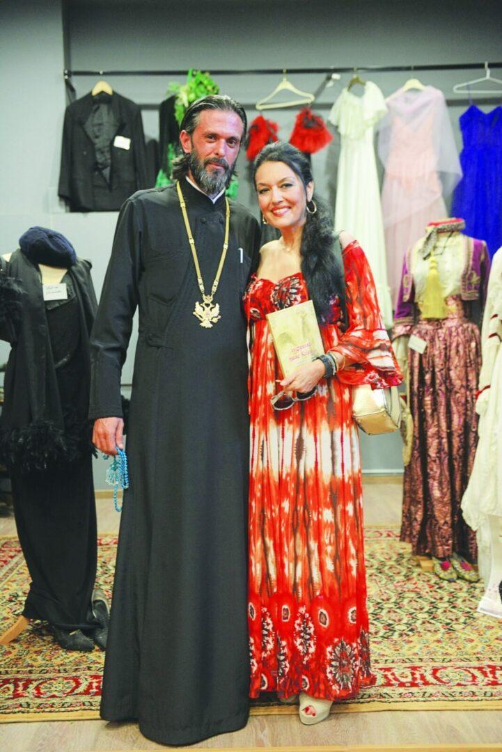 Από τις πασαρέλες και το ράσο στην παρανομία