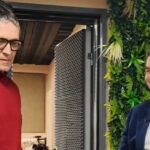 Ο Αλέξης Τσίπρας ακούει το βιβλίο του από τον Αιμίλιο Χειλάκη