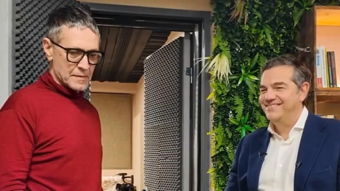 Ο Αλέξης Τσίπρας ακούει το βιβλίο του από τον Αιμίλιο Χειλάκη