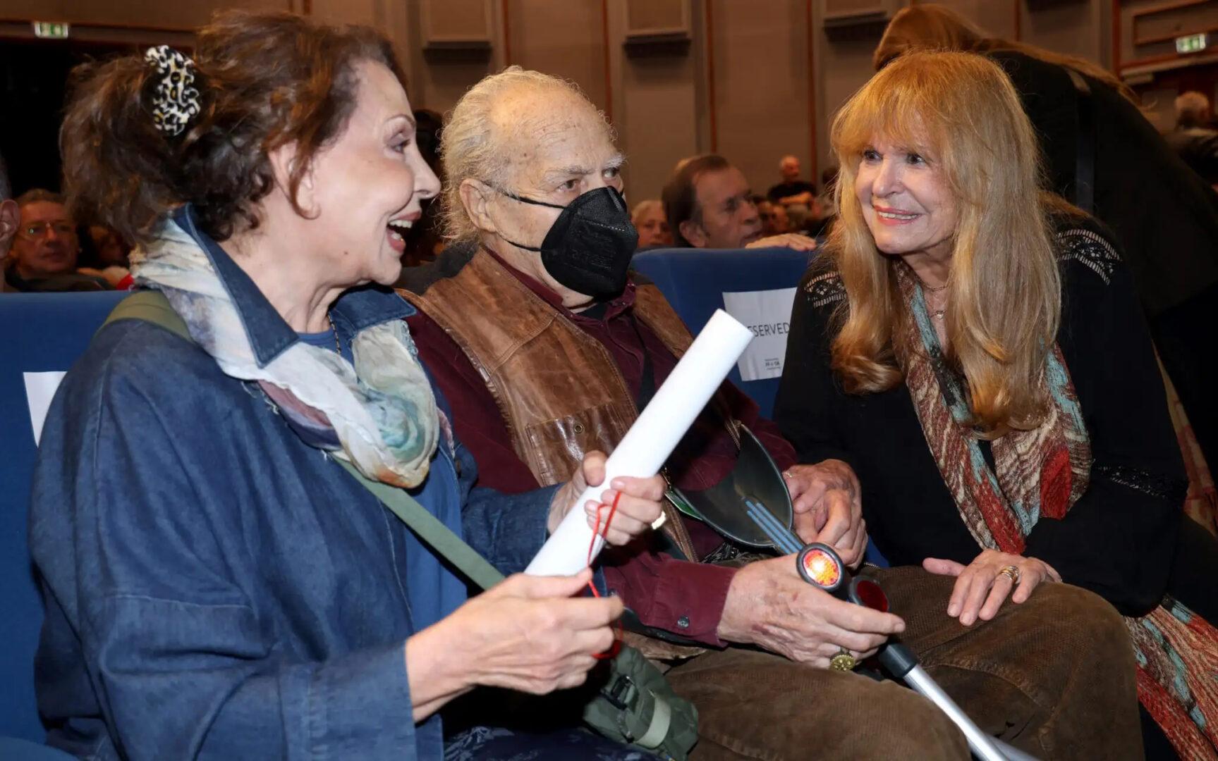 Σπάνια δημόσια εμφάνιση της Χλόης Λιάσκου: Συγκίνηση στη γιορτή του Ελληνικού σινεμά