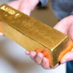 Ο θησαυρός της πισίνας: Γάλλος ανακάλυψε ράβδους χρυσού αξίας €700.000 στον κήπο του