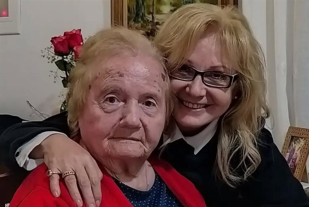 Η Αγγελική Νικολούλη κήδεψε τη μητέρα της