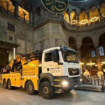 Εικόνες-σοκ στην Αγια-Σοφιά: Βαριά οχήματα μέσα στο ναό!