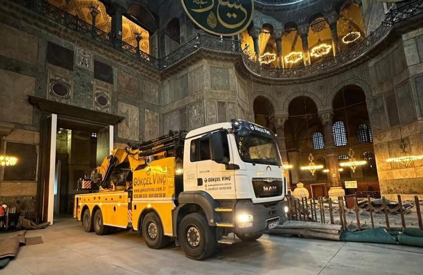 Εικόνες-σοκ στην Αγια-Σοφιά: Βαριά οχήματα μέσα στο ναό!