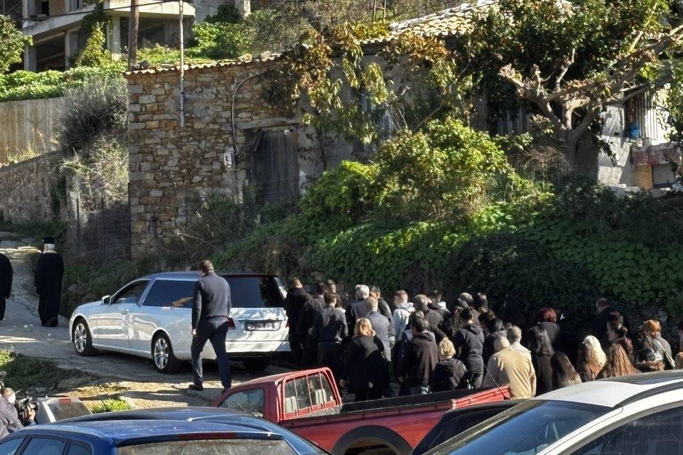 Αχαΐα: Σπαρακτικές στιγμές στην κηδεία του 4χρονου που έπεσε από μάντρα