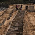 Γάζα: Συγκλονιστικές εικόνες από μαζικούς τάφους για τους χιλιάδες νεκρούς