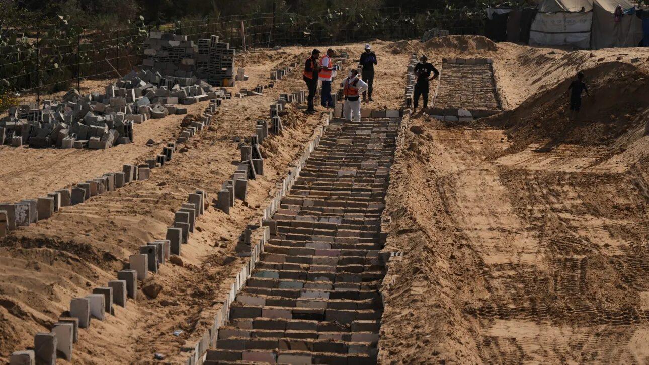 Γάζα: Συγκλονιστικές εικόνες από μαζικούς τάφους για τους χιλιάδες νεκρούς