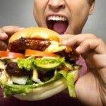 ΣΟΚ! Στην Εντατική 22χρονος που κατάπιε ολόκληρο μπέργκερ λόγω challenge