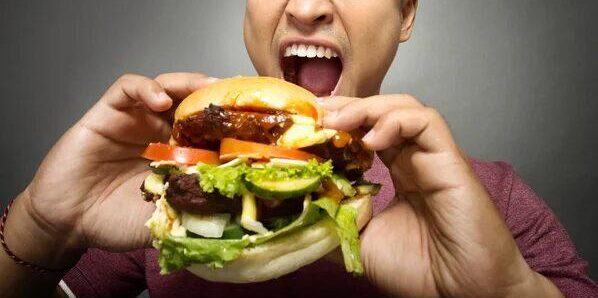 ΣΟΚ! Στην Εντατική 22χρονος που κατάπιε ολόκληρο μπέργκερ λόγω challenge