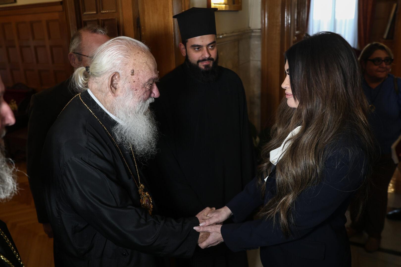 Η Κίμπερλι Γκιλφόιλ στον Αρχιεπίσκοπο Ιερώνυμο: «Ο Θεός να σας ευλογεί»