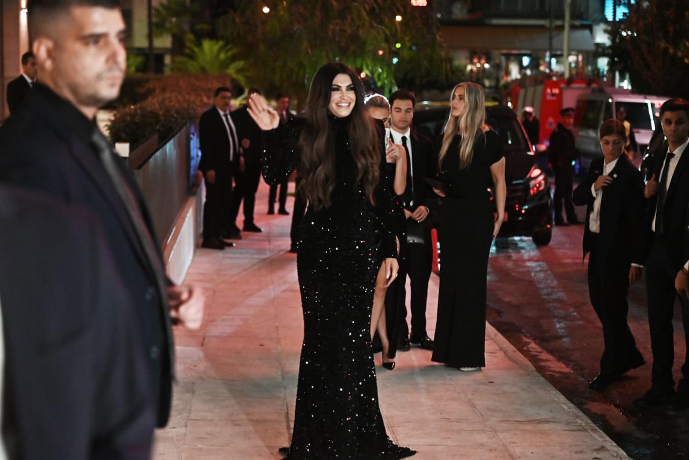 Λάμπει η Κίμπερλι Γκιλφόιλ στην πρώτη δεξίωση στην Αθήνα