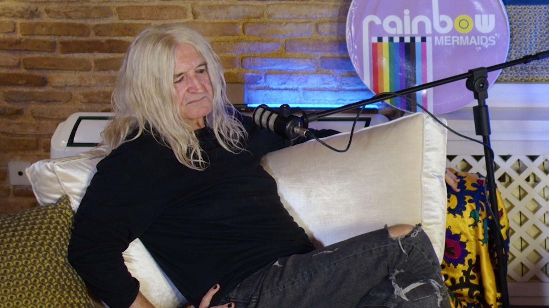 Νίκος Καρβέλας: Το έντεχνο είναι το τραγούδι των ατάλαντων, των δυσκοίλιων