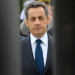 Νικολά Σαρκοζί: Βγαίνει από τη φυλακή με βραχιολάκι!