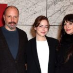 Το «καρφί» της Ντακότα Τζόνσον στον Γιώργο Λάνθιμο: «Υπάρχουν κι άλλες εκτός από την Έμα Στόουν»