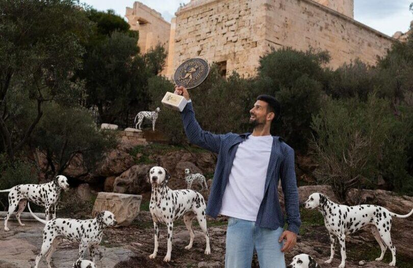 Νόβακ Τζόκοβιτς: Πανηγύρισε τον 101ο τίτλο του με σκυλιά της Δαλματίας στην Ακρόπολη