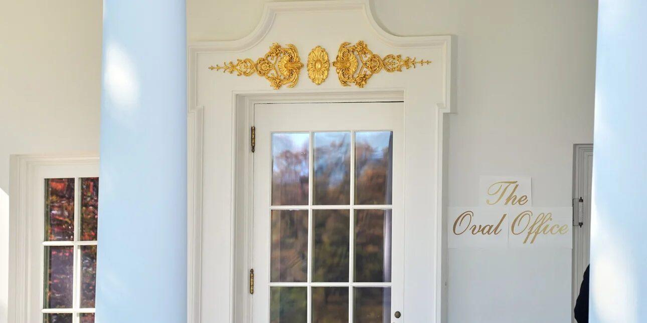 Χρυσή πινακίδα και έξω από το Οβάλ Γραφείο στον Λευκό Οίκο