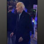 Ο Τζο Μπάιντεν καταβεβλημένος, περπατάει με δυσκολία